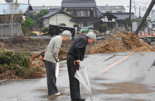 決壊現場で黙礼される