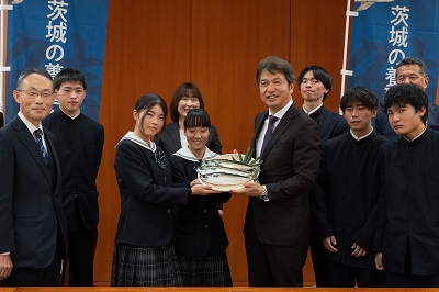 養殖マサバを知事に届けました