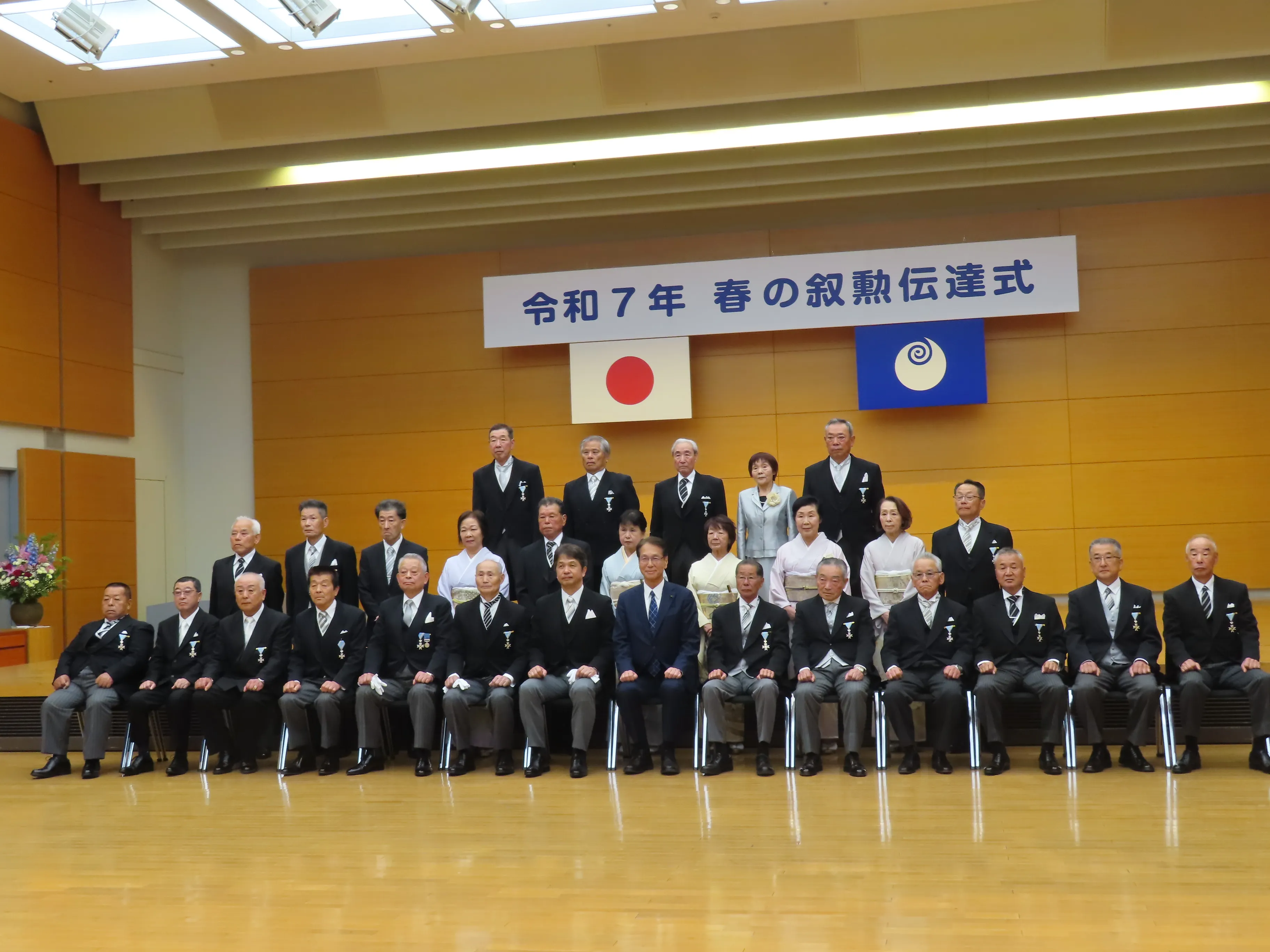 受章者との記念撮影の様子１