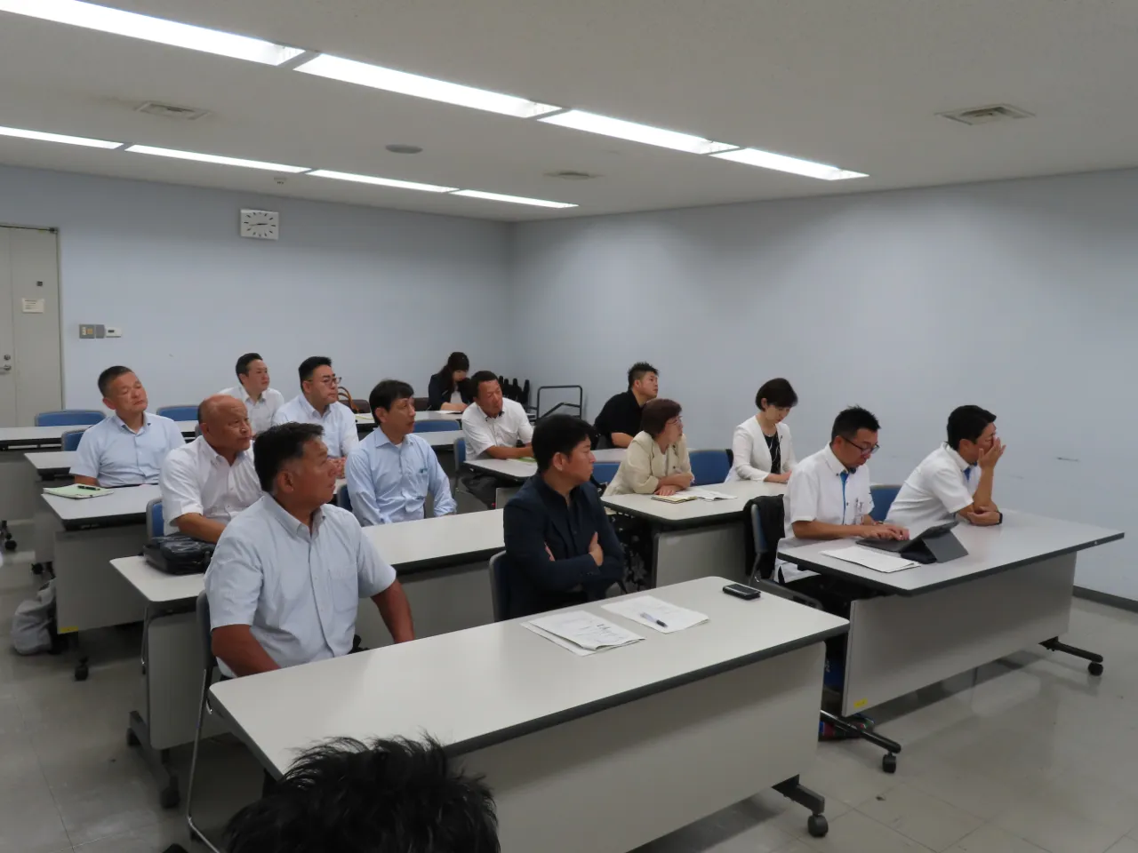 説明を受ける委員の様子