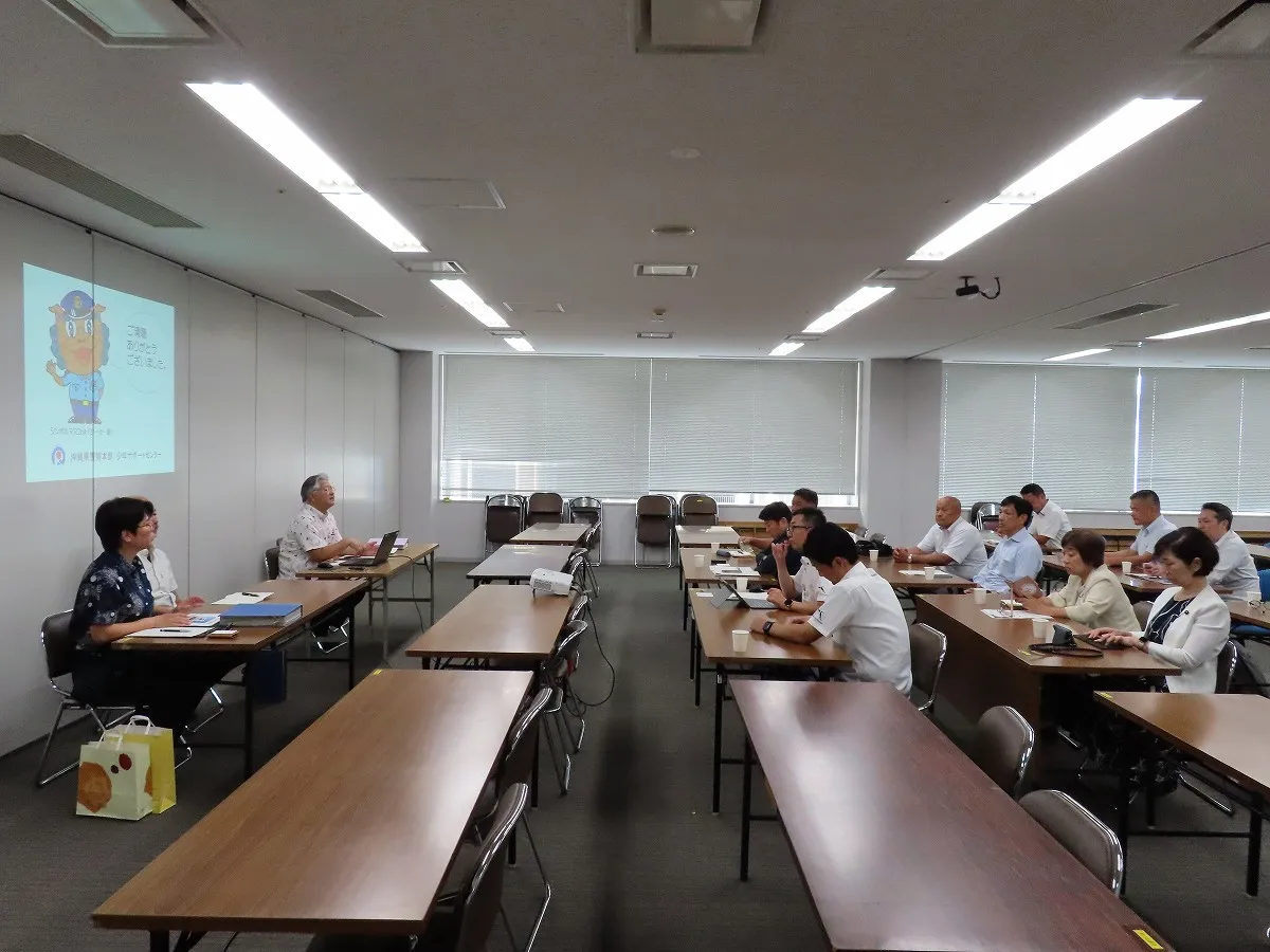 説明を受ける委員の様子