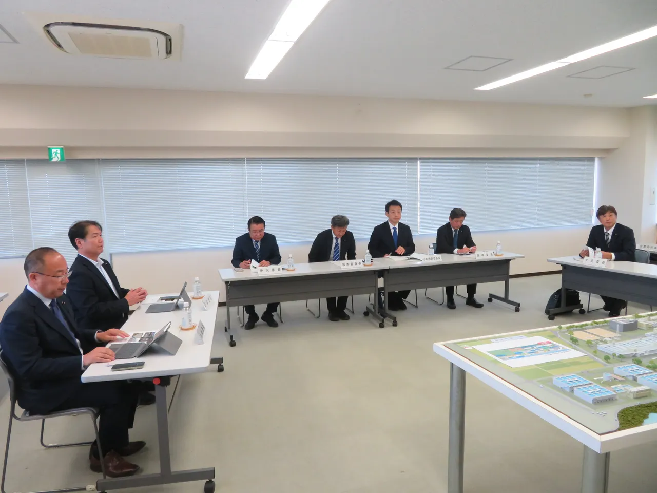 概要説明を受ける委員の様子