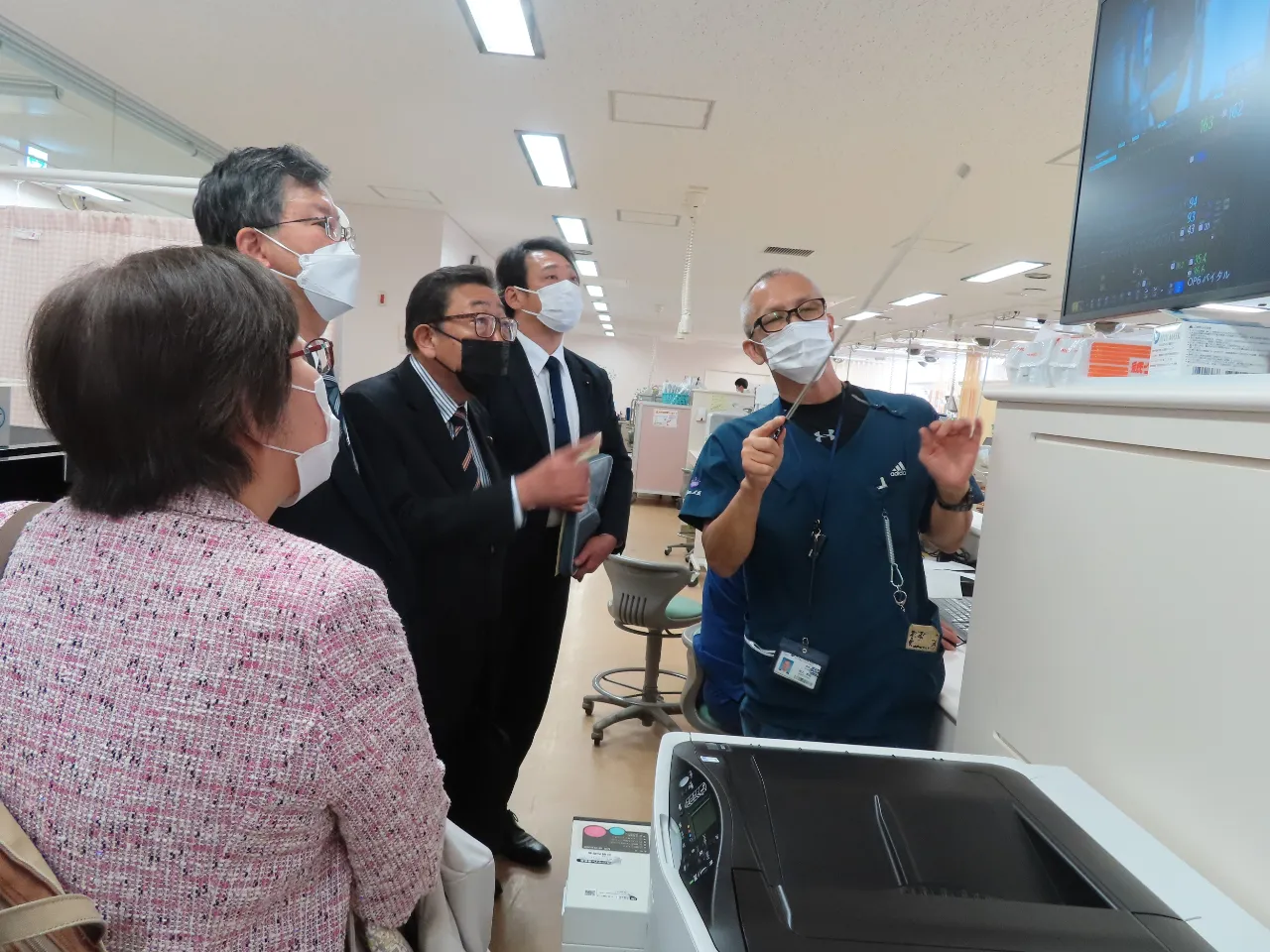 病院内を視察する委員の様子