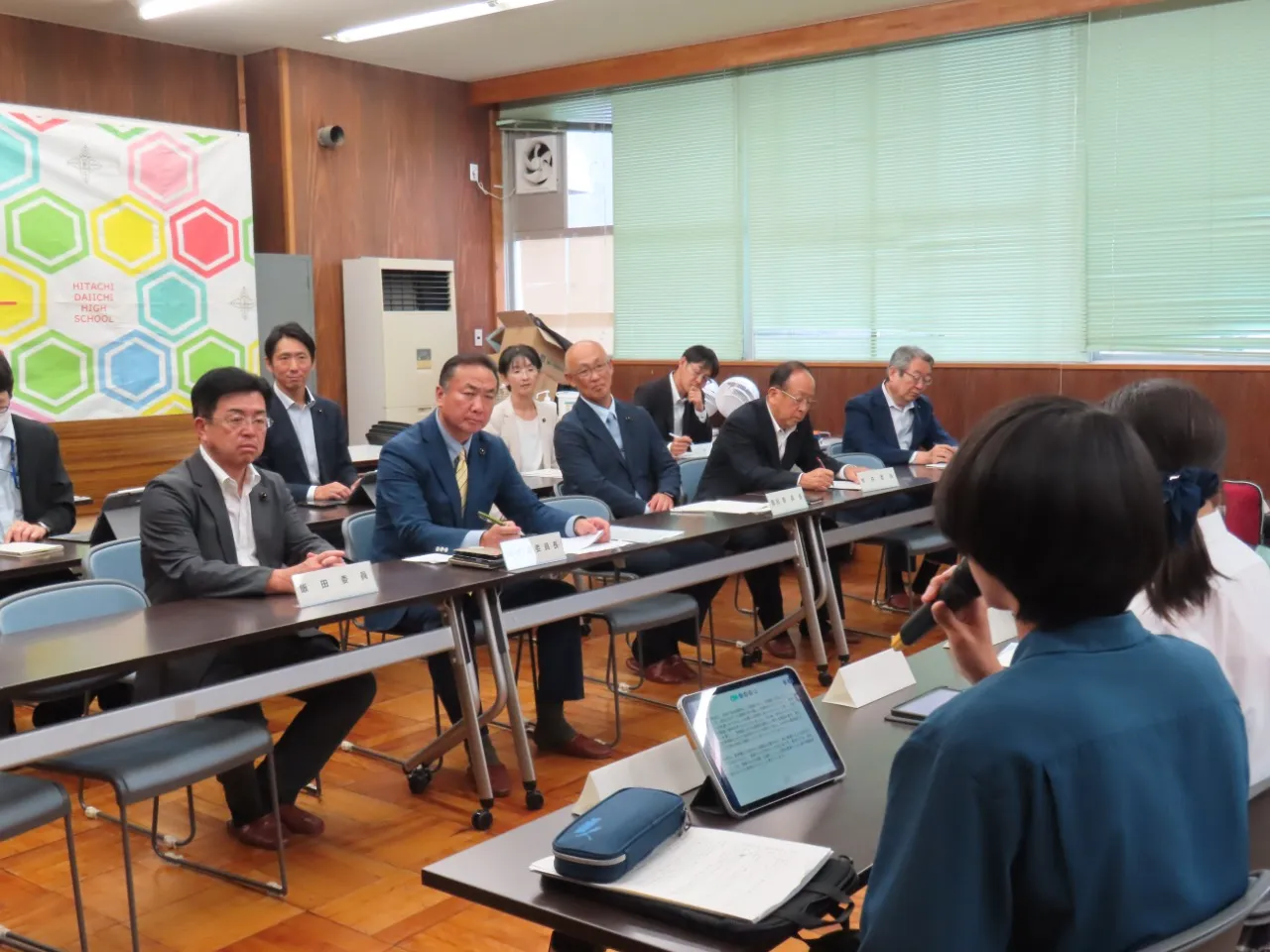 意見交換を行う委員の様子