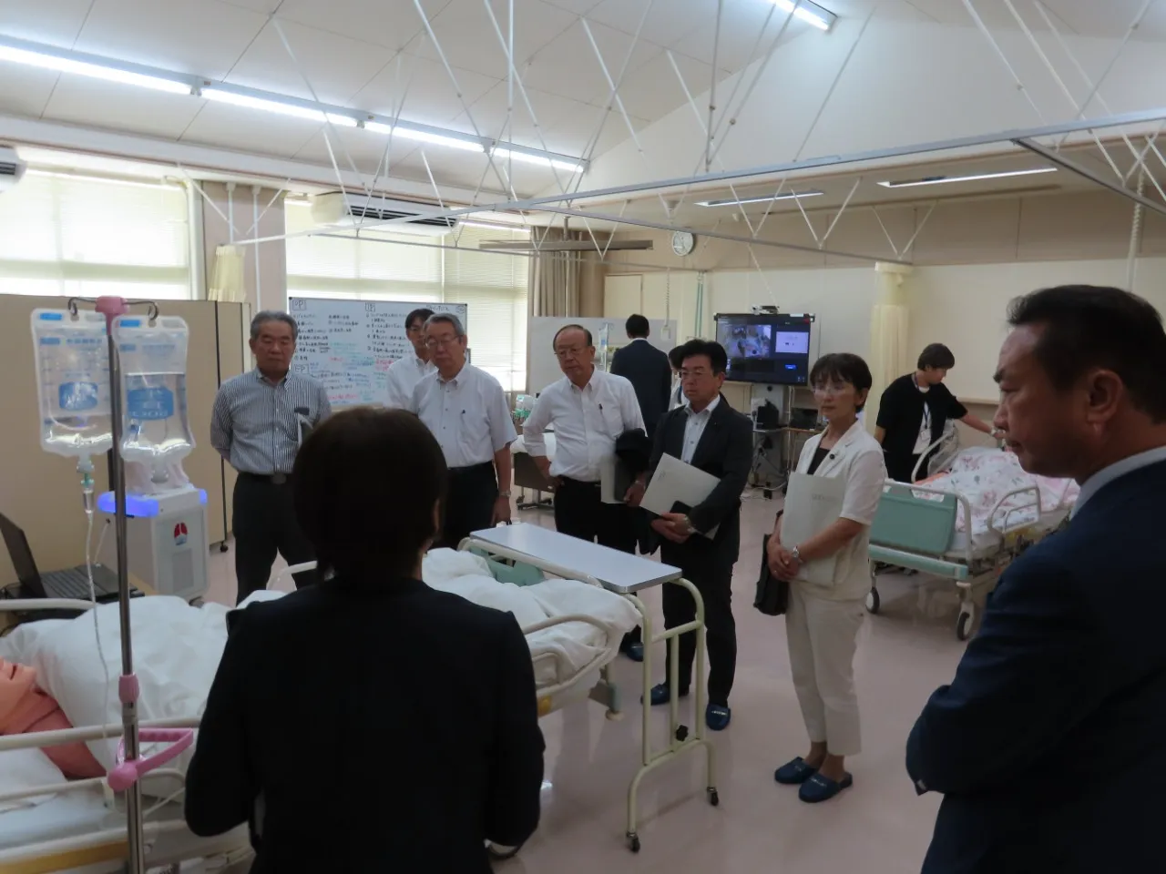 視察を行う委員の様子