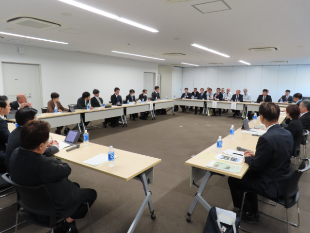 市役所にて説明を受ける委員の様子