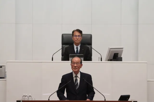 調査結果の報告を行う半村登委員長
