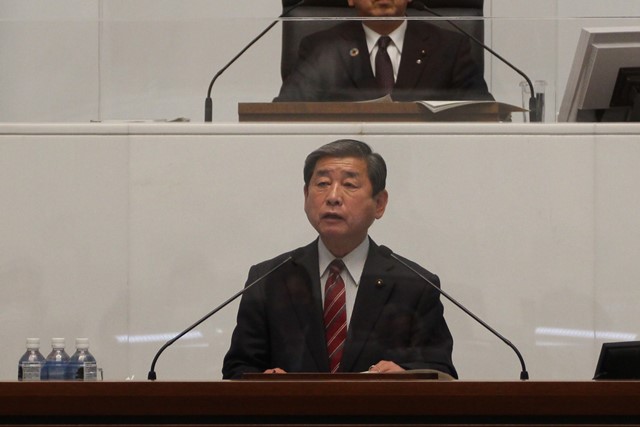 調査報告〈最終提言〉を行う森田悦男委員長