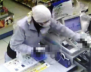 店内に侵入した直後の犯人の全身写真