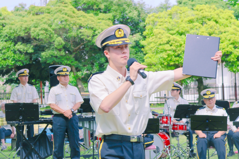 歴史館で司会をする警察官の写真