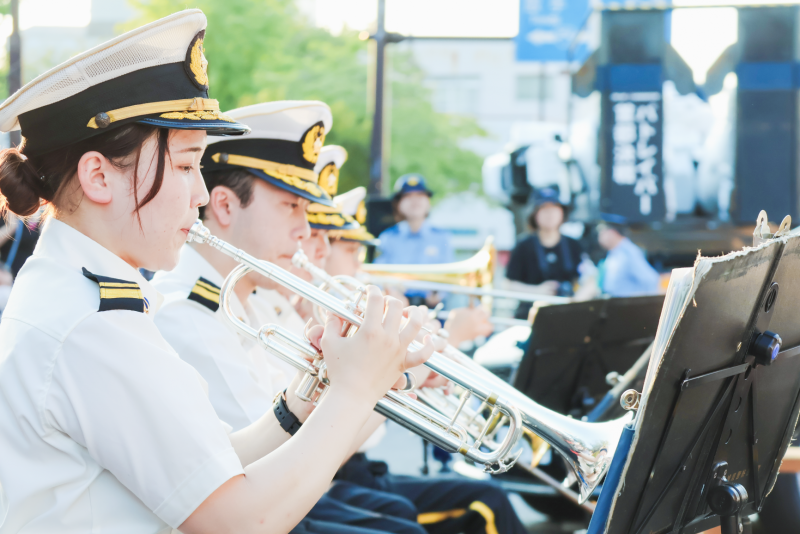 きらら祭りで演奏をする警察官の写真