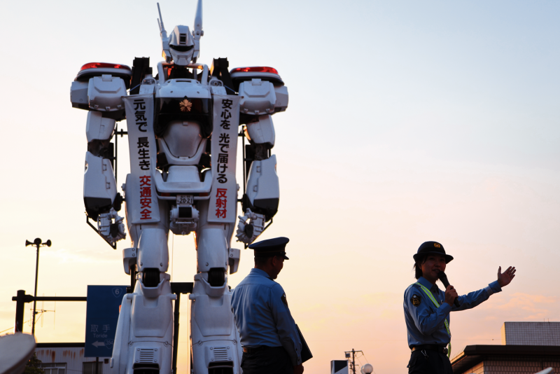 きらら祭りで機動警察パトレイバーと共に並ぶ警察官の写真