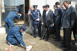 画像：警察学校で鑑識活動を視察している様子