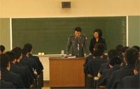 警察学校で研修生が講義している様子