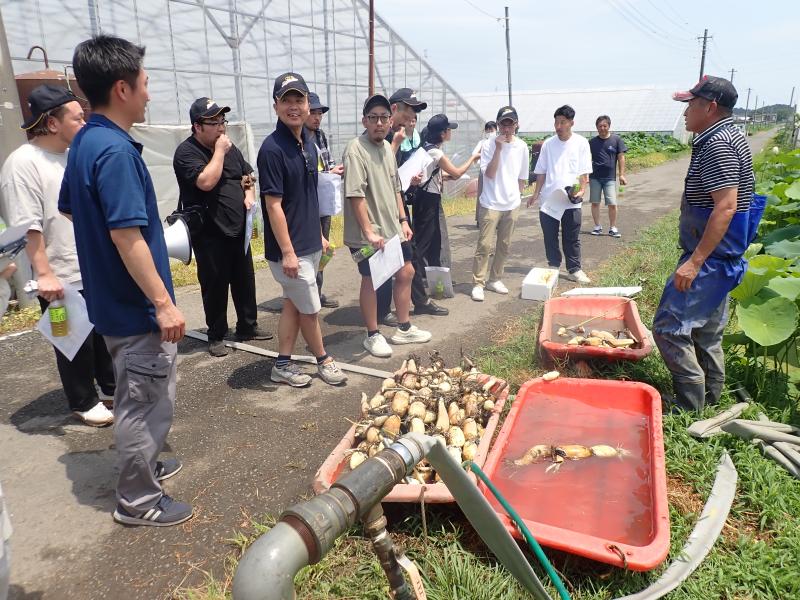 生産者の説明に耳を傾けるシェフの皆さん