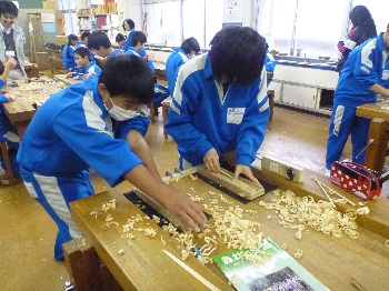 写真、中学生が箸を作る様子