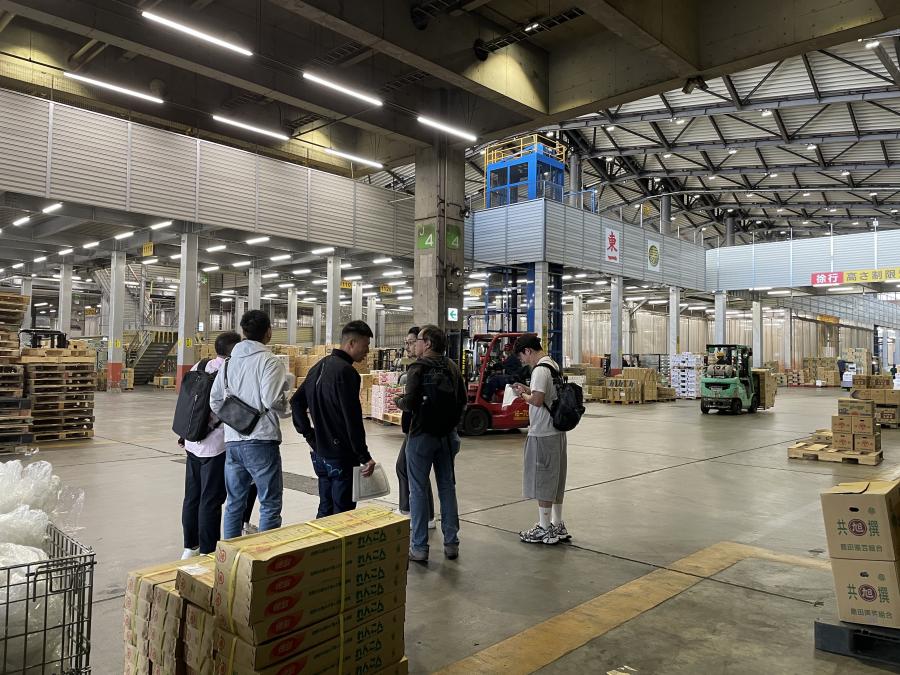 大田市場内の土間を歩いている参加者たち