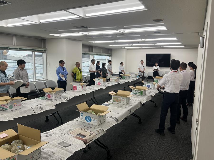 会議室にメロンの出荷箱が並んでいる様子